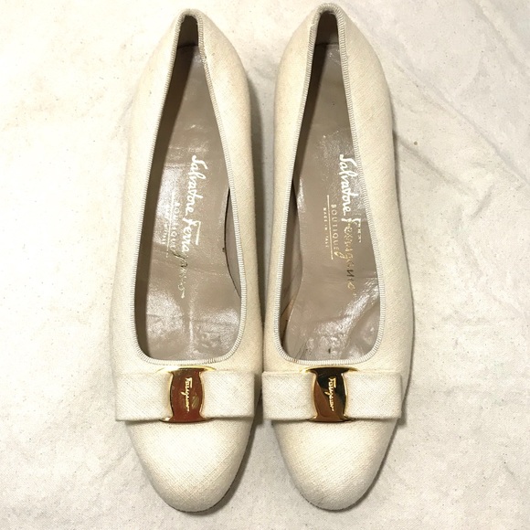 SALVATORE FERRAGAMO CREAM VARA LINEN CLASSIC SHOES - Picture 2 of 7